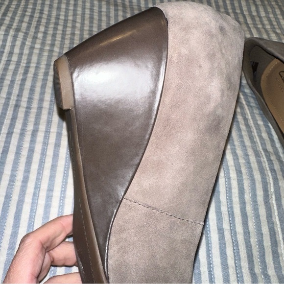 CLARKS Bassett Mine Leather Suede Slip On Wedge Pump Sz 9.5 Taupe - Picture 9 of 14